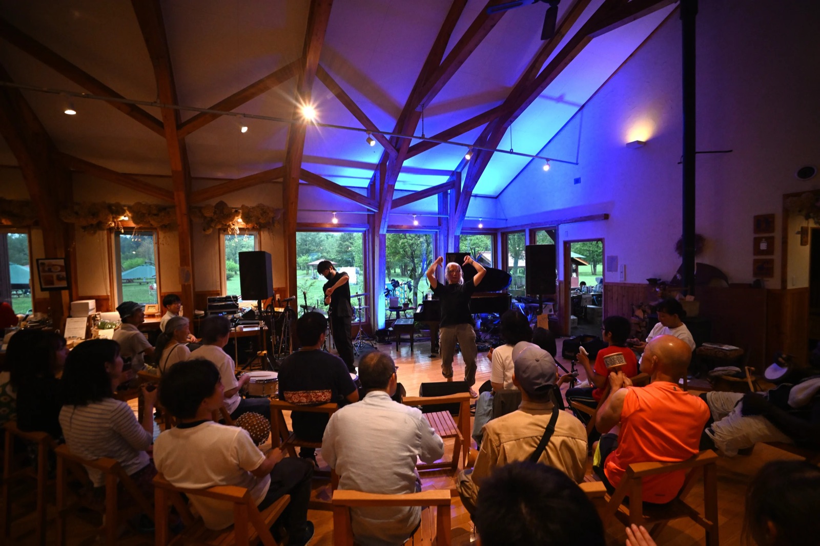 一日目の夜。前夜祭のようにゆったりと音楽を楽しむ
