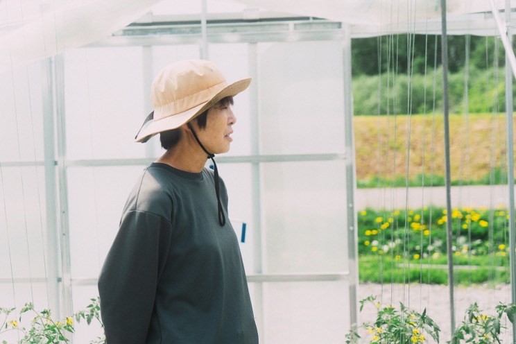 ハウスの中で話す鬼頭めぐみさん