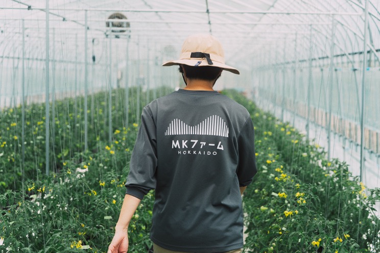 MKファームのTシャツを着てハウスを歩く