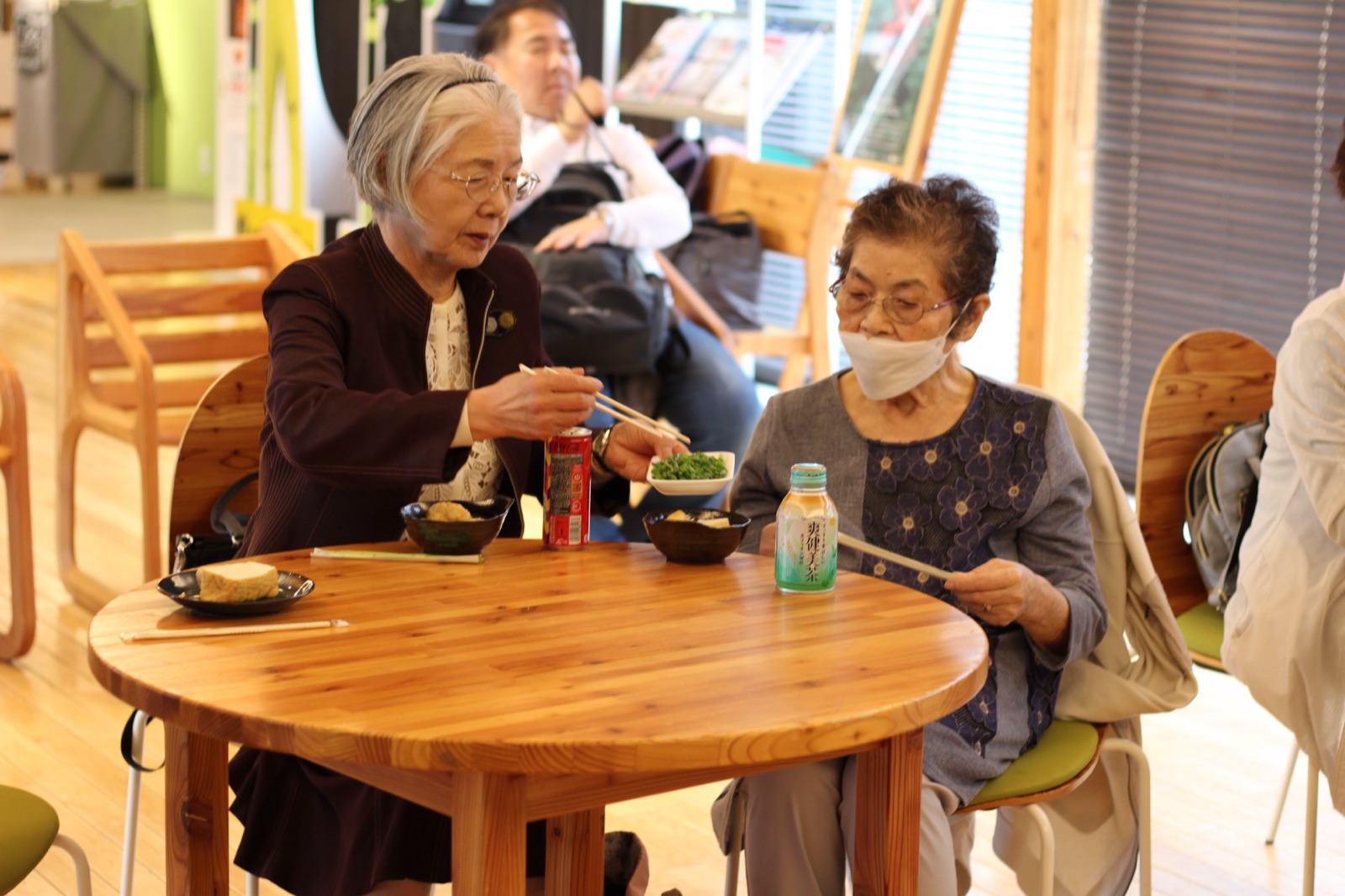 きたつむぎ商店の試食を楽しむ参加者