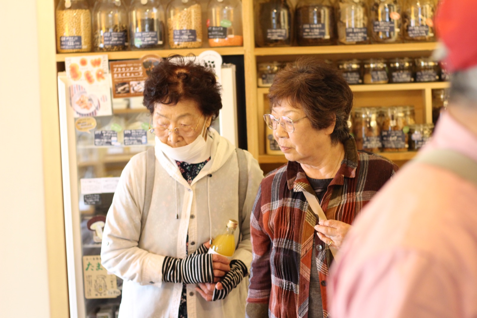 実際に店舗を訪れ、買い物を楽しむ参加者