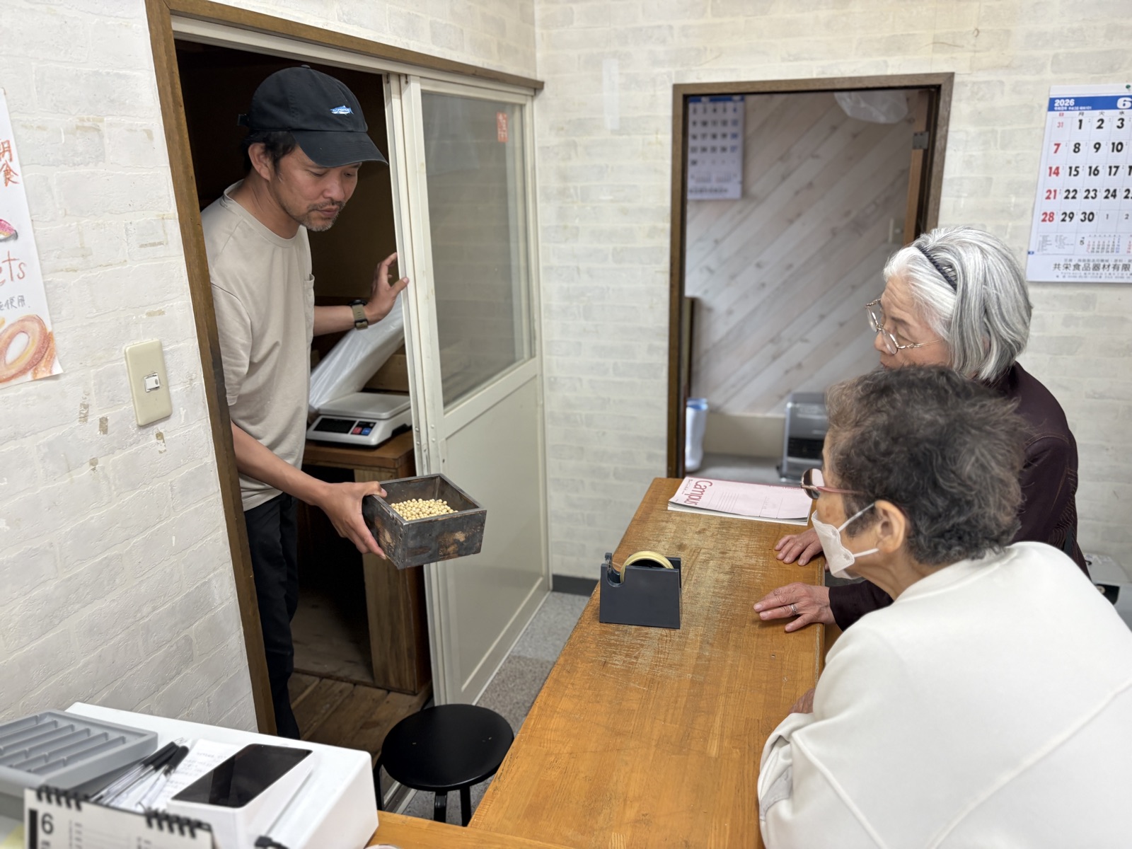 月と野菜の量り売りを体験する参加者