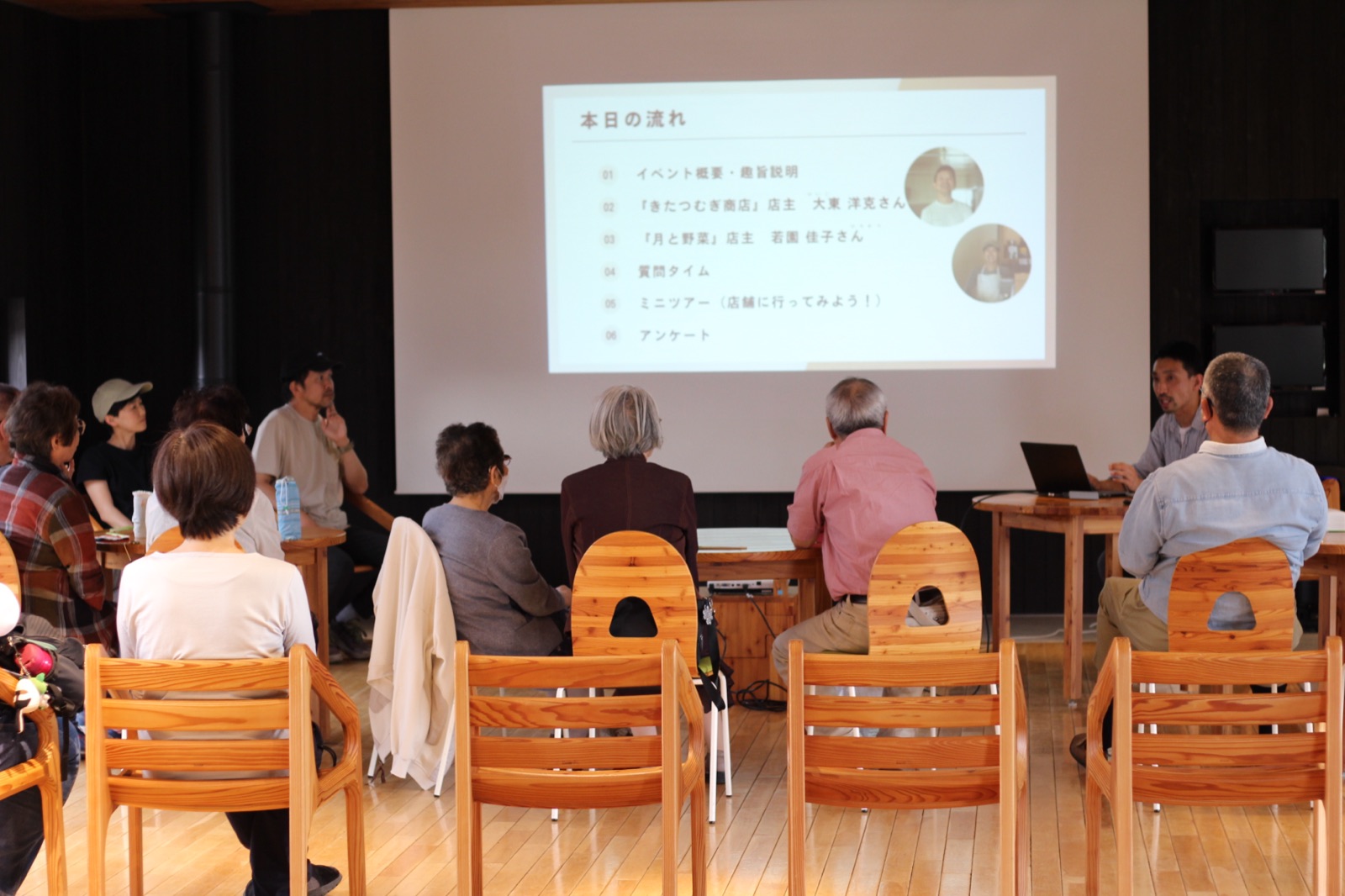 会場のコモレビで開かれた町内ツアーの様子