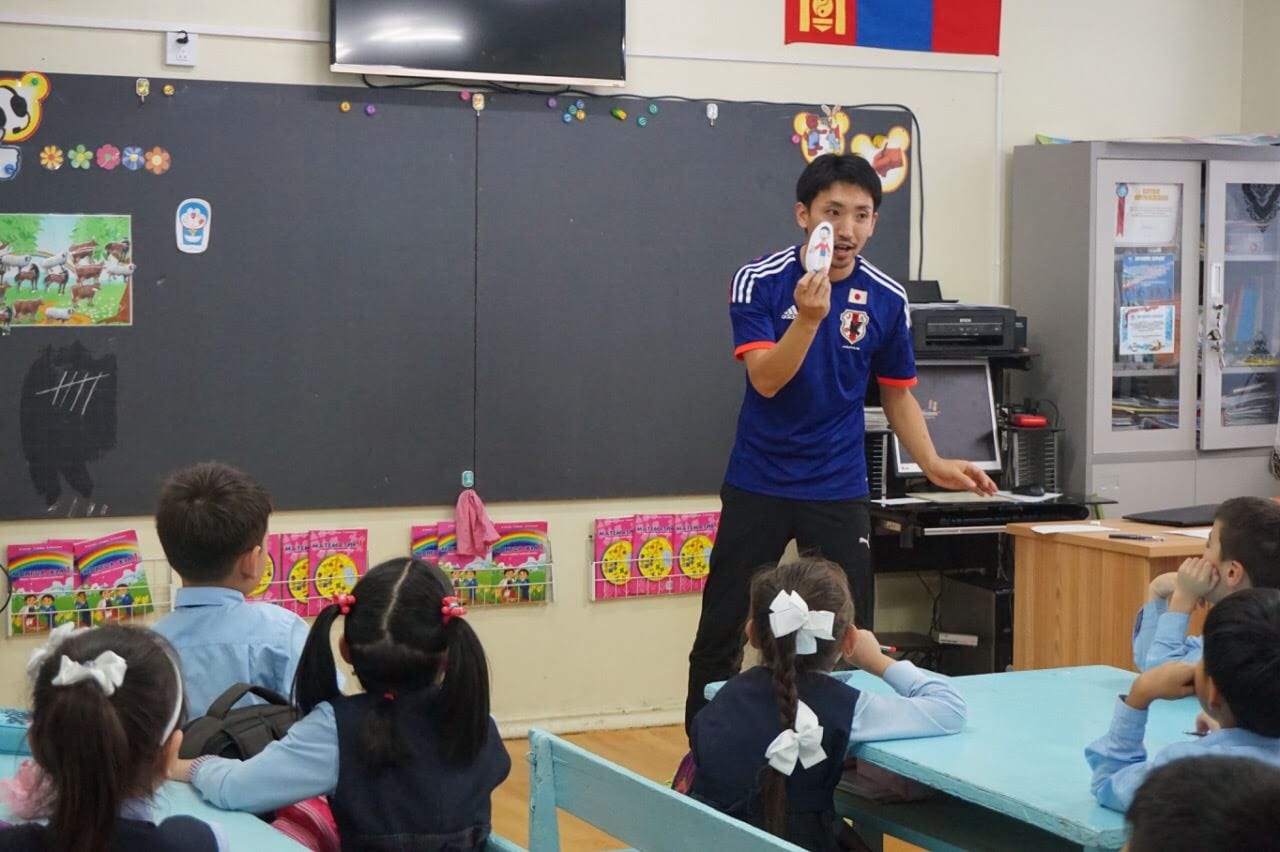 モンゴルの学校で授業をする大石さん