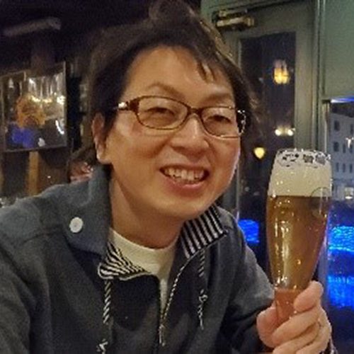 中村隆史さんがクラフトビールのグラスを手に