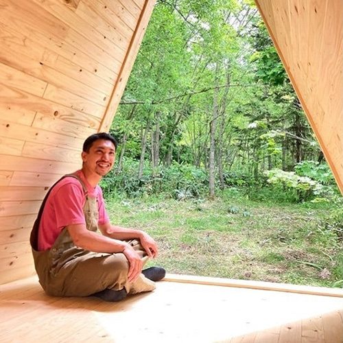 大石陽介さんがセルフビルドしたA-frame cabinの前で