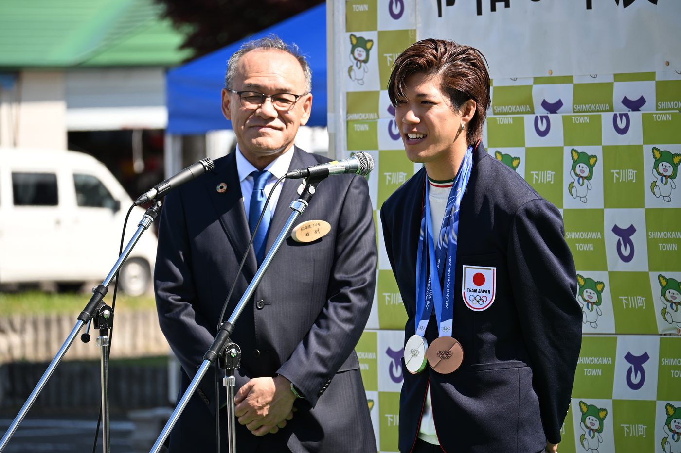 令和8年度 下川町町民栄誉賞授与式で、3つのメダルを手にする二階堂蓮選手