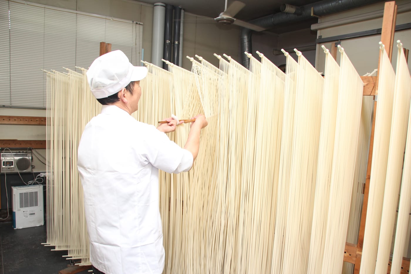 吊るして乾かす、下川町の手延べ麺づくり