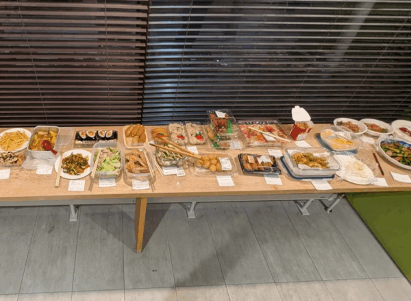 持ち寄り料理が並ぶテーブル